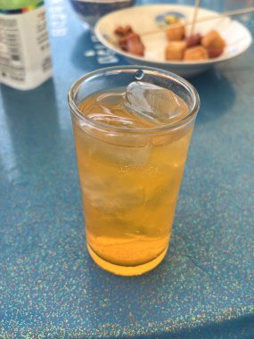 Bir bardak buzlu su ve bir fincan çay getir.