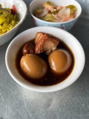 Tatlı kahverengi soslu yumurta ve domuz eti fotoğrafı.