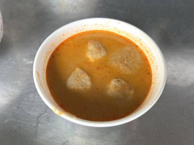 Acılı baharatlı körili tavuk çorbası.