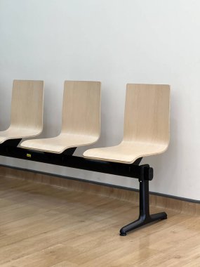 Spor salonundaki boş tahta sandalye.