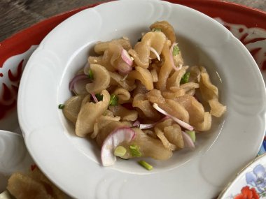 bir kase içinde turp salatası