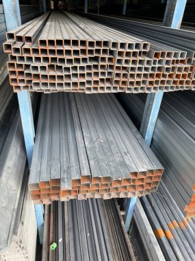 Depodaki metal ürünler.