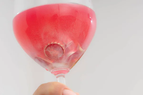 Mulher Mostra Jóias Com Copo Bebidas Rosa Imagens Peças Para — Fotografia de Stock