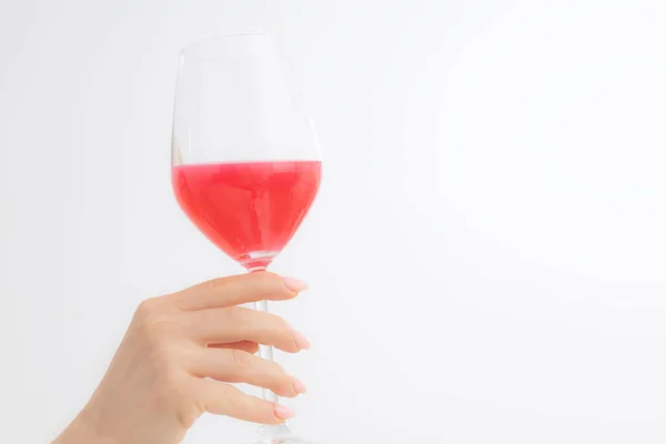 Mujer Exhibe Joyas Con Vaso Bebidas Rosadas Imágenes Parciales Para —  Fotos de Stock