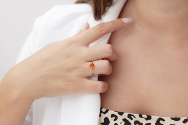 Kadın mücevher konsepti. Enfes mücevherler. Lüks altın ve gümüş mücevherler. Sosyal medya ürünü resmi.