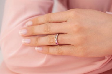 Kadın mücevher konsepti. Enfes mücevherler. Lüks altın ve gümüş mücevherler. Sosyal medya ürünü resmi.