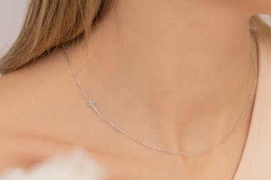 Kızın elinde yumuşak ojeli mücevherler var. Olağanüstü kadın mücevher konsepti. E-ticaret için mücevher imajı, çevrimiçi satış, sosyal medya.