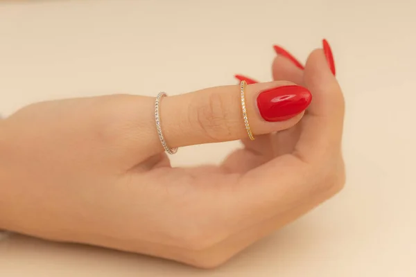 Кольцо Руке Сексуальной Леди Красными Ногтями Изображение Продукта Которое Использовано — стоковое фото