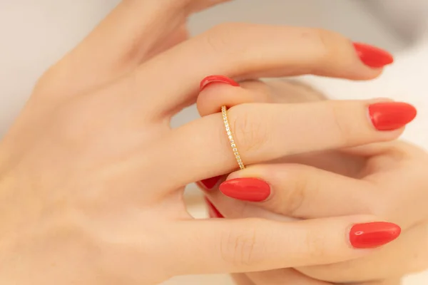 Δαχτυλίδι Στο Χέρι Της Σέξι Κυρίας Κόκκινα Νύχια Εικόνα Προϊόντος — Φωτογραφία Αρχείου