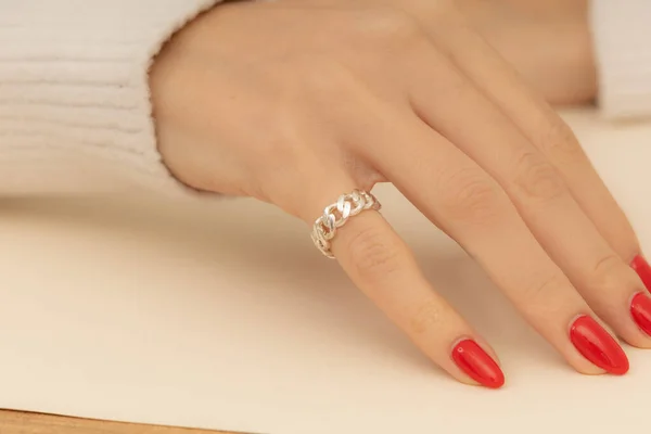 Ring Der Hand Einer Sexy Dame Mit Roten Nägeln Produktbild — Stockfoto