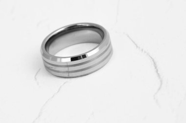 Siyah ve beyaz alyans resmi. Satışları artıracak bir mücevher imajı. Sancak, e-ticaret, çevrimiçi satışlar, sosyal medya ve basım için kullanılabilen mücevher resimleri.