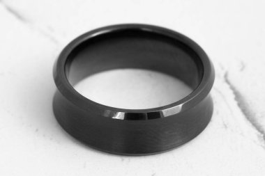 Siyah ve beyaz alyans resmi. Satışları artıracak bir mücevher imajı. Sancak, e-ticaret, çevrimiçi satışlar, sosyal medya ve basım için kullanılabilen mücevher resimleri.