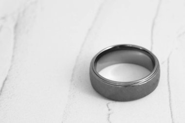 Siyah ve beyaz alyans resmi. Satışları artıracak bir mücevher imajı. Sancak, e-ticaret, çevrimiçi satışlar, sosyal medya ve basım için kullanılabilen mücevher resimleri.