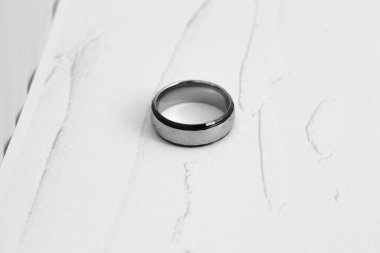 Siyah ve beyaz alyans resmi. Satışları artıracak bir mücevher imajı. Sancak, e-ticaret, çevrimiçi satışlar, sosyal medya ve basım için kullanılabilen mücevher resimleri.