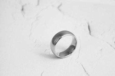 Siyah ve beyaz alyans resmi. Satışları artıracak bir mücevher imajı. Sancak, e-ticaret, çevrimiçi satışlar, sosyal medya ve basım için kullanılabilen mücevher resimleri.