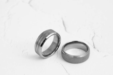 Siyah ve beyaz alyans resmi. Satışları artıracak bir mücevher imajı. Sancak, e-ticaret, çevrimiçi satışlar, sosyal medya ve basım için kullanılabilen mücevher resimleri.