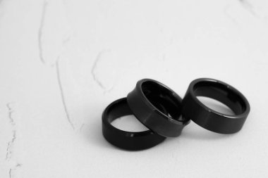 Siyah ve beyaz alyans resmi. Satışları artıracak bir mücevher imajı. Sancak, e-ticaret, çevrimiçi satışlar, sosyal medya ve basım için kullanılabilen mücevher resimleri.