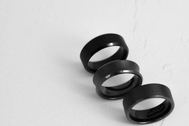 Siyah ve beyaz alyans resmi. Satışları artıracak bir mücevher imajı. Sancak, e-ticaret, çevrimiçi satışlar, sosyal medya ve basım için kullanılabilen mücevher resimleri.