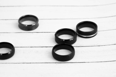 Siyah ve beyaz alyans resmi. Satışları artıracak bir mücevher imajı. Sancak, e-ticaret, çevrimiçi satışlar, sosyal medya ve basım için kullanılabilen mücevher resimleri.