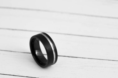 Siyah ve beyaz alyans resmi. Satışları artıracak bir mücevher imajı. Sancak, e-ticaret, çevrimiçi satışlar, sosyal medya ve basım için kullanılabilen mücevher resimleri.