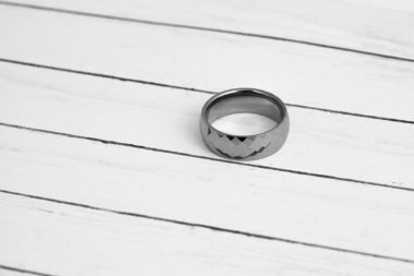 Siyah ve beyaz alyans resmi. Satışları artıracak bir mücevher imajı. Sancak, e-ticaret, çevrimiçi satışlar, sosyal medya ve basım için kullanılabilen mücevher resimleri.