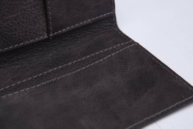 Arka planda hakiki deri cüzdanın fotoğrafı var. Cüzdan fotoğrafı e-ticaret, çevrimiçi satış, sosyal medya için kullanılabilir.
