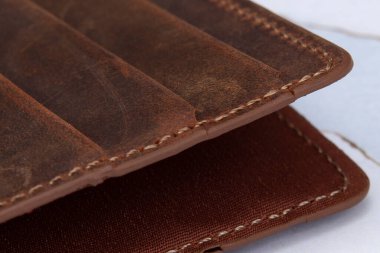 Arka planda hakiki deri cüzdanın fotoğrafı var. Cüzdan fotoğrafı e-ticaret, çevrimiçi satış, sosyal medya için kullanılabilir.