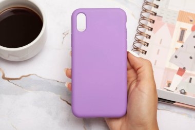 Mermer zeminde renkli bir telefon kılıfı. E-ticaret ürünü görüntüsü.