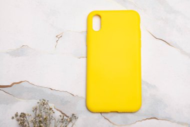 Mermer zeminde renkli bir telefon kılıfı. E-ticaret ürünü görüntüsü.