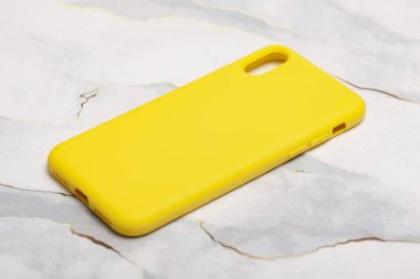 Mermer zeminde renkli bir telefon kılıfı. E-ticaret ürünü görüntüsü.