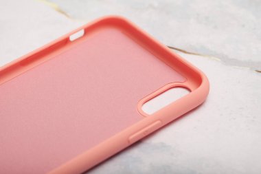 Mermer zeminde renkli bir telefon kılıfı. E-ticaret ürünü görüntüsü.