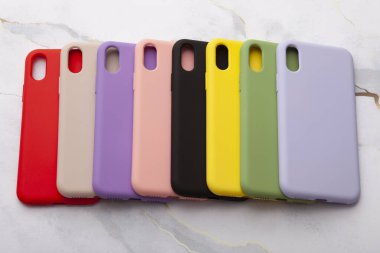 Mermer zeminde renkli bir telefon kılıfı. E-ticaret ürünü görüntüsü.