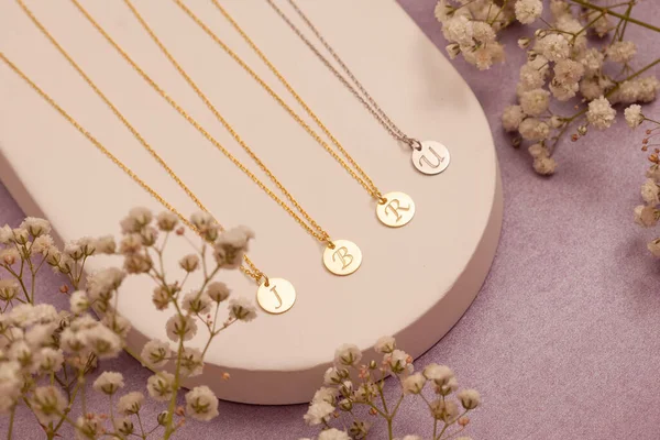 Vrouwelijke Sieraden Concept Exquise Juwelen Luxe Gouden Zilveren Sieraden Social Rechtenvrije Stockfoto's