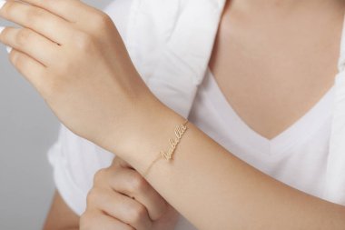 Kadın mücevher konsepti. E-ticaret için mücevher imajı, çevrimiçi satış, sosyal medya.