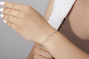 Kadın mücevher konsepti. E-ticaret için mücevher imajı, çevrimiçi satış, sosyal medya.