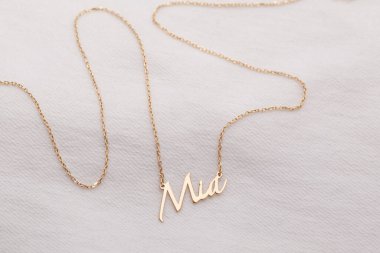 Yaratıcı bir kadın mücevher imgesi konsepti. Satışları artıracak kişisel mücevher imajı. Pankart, e-ticaret, çevrimiçi satış, sosyal medya, baskı için kullanılabilecek kişisel mücevher resmi.