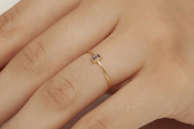 Yaratıcı bir kadın mücevher imgesi konsepti. Satışları artıracak kişisel mücevher imajı. Pankart, e-ticaret, çevrimiçi satış, sosyal medya, baskı için kullanılabilecek kişisel mücevher resmi.