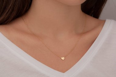 Yaratıcı bir kadın mücevher imgesi konsepti. Satışları artıracak kişisel mücevher imajı. Pankart, e-ticaret, çevrimiçi satış, sosyal medya, baskı için kullanılabilecek kişisel mücevher resmi.