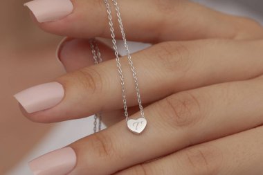 Yaratıcı bir kadın mücevher imgesi konsepti. Satışları artıracak kişisel mücevher imajı. Pankart, e-ticaret, çevrimiçi satış, sosyal medya, baskı için kullanılabilecek kişisel mücevher resmi.