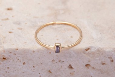 Yaratıcı bir kadın mücevher imgesi konsepti. Satışları artıracak kişisel mücevher imajı. Pankart, e-ticaret, çevrimiçi satış, sosyal medya, baskı için kullanılabilecek kişisel mücevher resmi.