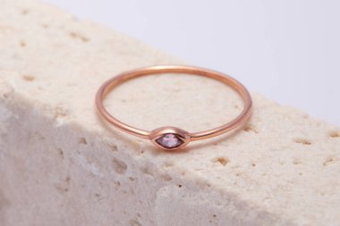 Yaratıcı bir kadın mücevher imgesi konsepti. Satışları artıracak kişisel mücevher imajı. Pankart, e-ticaret, çevrimiçi satış, sosyal medya, baskı için kullanılabilecek kişisel mücevher resmi.