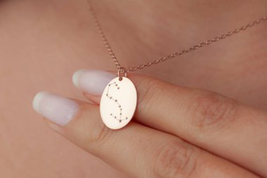 Bir bayanla yaratıcı bir mücevher fotoğrafı. Satışları artıracak bir mücevher imajı. Pankart, e-ticaret, çevrimiçi satış, sosyal medya, baskı için kullanılabilecek kişisel mücevher resmi.