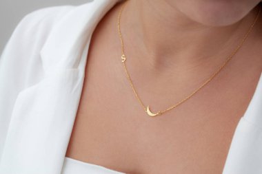 Bir bayanla yaratıcı bir mücevher fotoğrafı. Satışları artıracak bir mücevher imajı. Pankart, e-ticaret, çevrimiçi satış, sosyal medya, baskı için kullanılabilecek kişisel mücevher resmi.