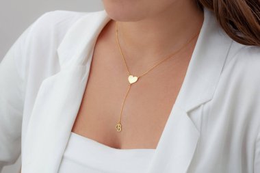 Bir bayanla yaratıcı bir mücevher fotoğrafı. Satışları artıracak bir mücevher imajı. Pankart, e-ticaret, çevrimiçi satış, sosyal medya, baskı için kullanılabilecek kişisel mücevher resmi.