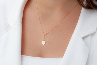 Bir bayanla yaratıcı bir mücevher fotoğrafı. Satışları artıracak bir mücevher imajı. Pankart, e-ticaret, çevrimiçi satış, sosyal medya, baskı için kullanılabilecek kişisel mücevher resmi.