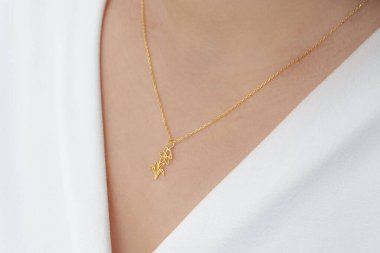 Yaratıcı mücevher imajı. Satışları artıracak bir mücevher imajı. Pankart, e-ticaret, çevrimiçi satış, sosyal medya, baskı için kullanılabilecek kişisel mücevher resmi.