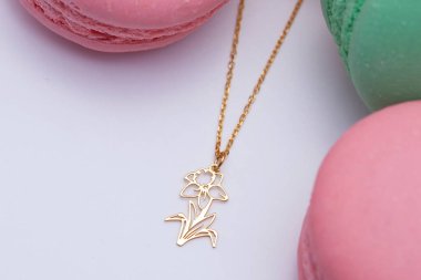 Yaratıcı bir kadın mücevher imgesi konsepti. Satışları artıracak kişisel mücevher imajı. Pankart, e-ticaret, çevrimiçi satış, sosyal medya, baskı için kullanılabilecek kişisel mücevher resmi.