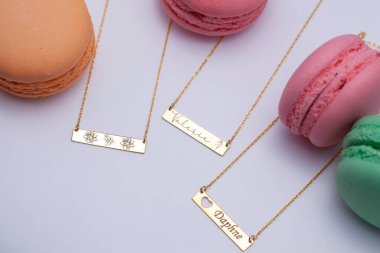 Yaratıcı bir kadın mücevher imgesi konsepti. Satışları artıracak kişisel mücevher imajı. Pankart, e-ticaret, çevrimiçi satış, sosyal medya, baskı için kullanılabilecek kişisel mücevher resmi.