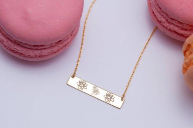 Yaratıcı bir kadın mücevher imgesi konsepti. Satışları artıracak kişisel mücevher imajı. Pankart, e-ticaret, çevrimiçi satış, sosyal medya, baskı için kullanılabilecek kişisel mücevher resmi.