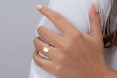 Yaratıcı bir kadın mücevher imgesi konsepti. Satışları artıracak kişisel mücevher imajı. Pankart, e-ticaret, çevrimiçi satış, sosyal medya, baskı için kullanılabilecek kişisel mücevher resmi.